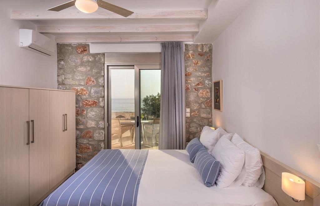 Cedar Bay Beachside Villas Palaiochora Eksteriør billede